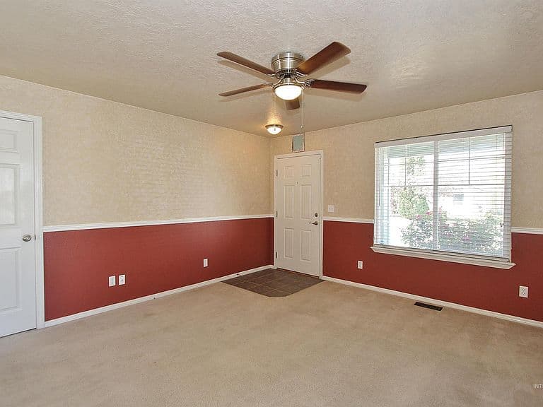 570 N Sourwood Ave photo 5