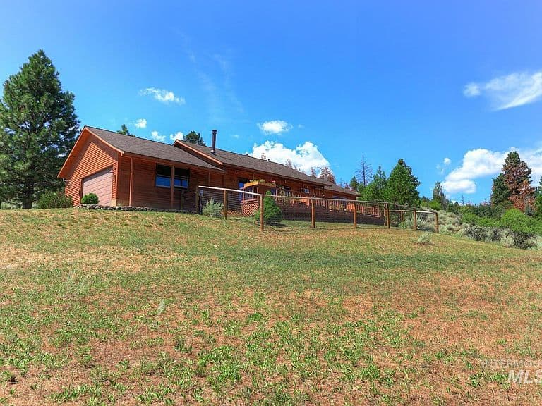 211 Evergreen Dr photo 3