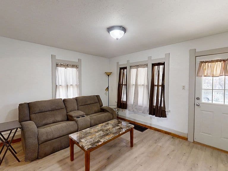1149 S Cherry St photo 5