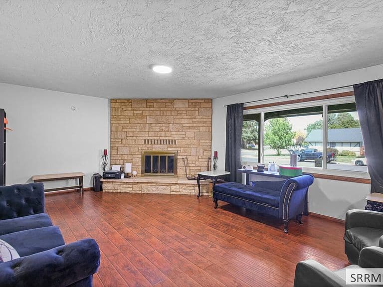 340 Hartert Dr photo 3