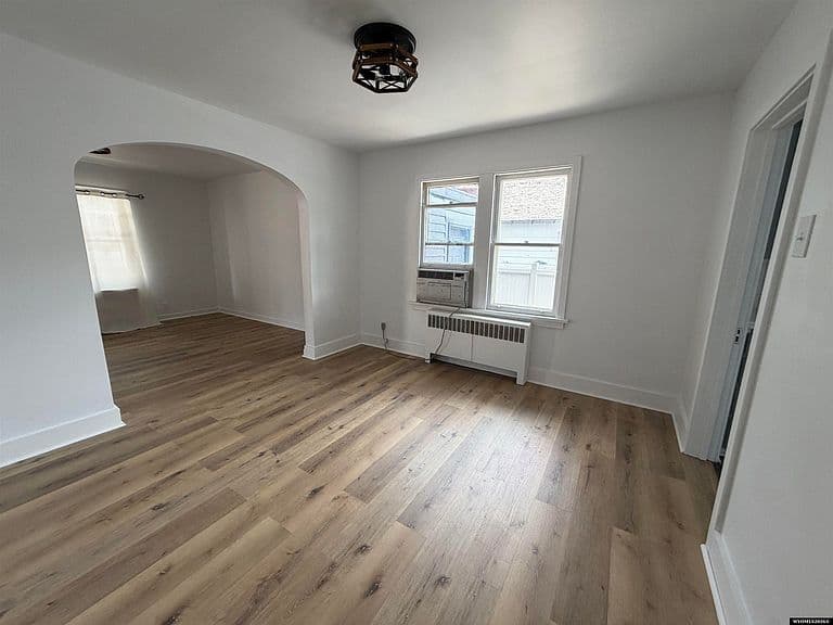 1110 W Maple St photo 4