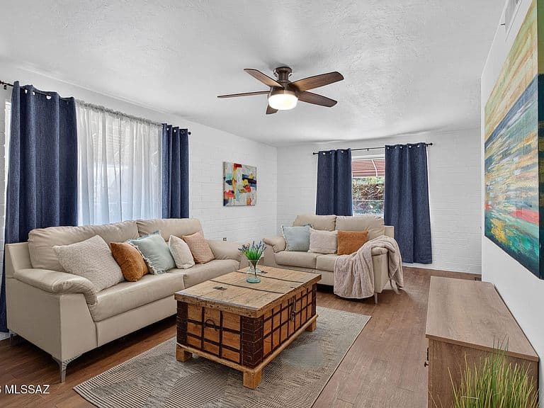 117 W George Truit St photo 3