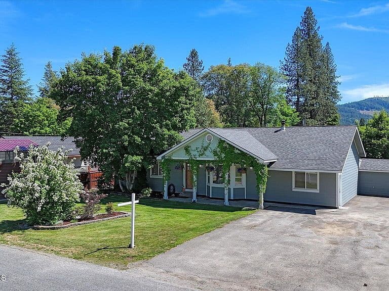 374 Dixon St photo 3