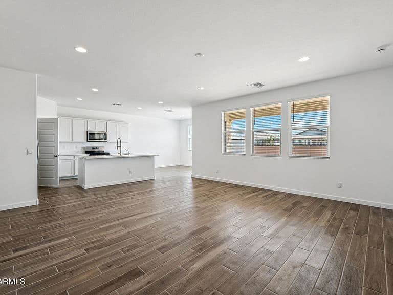 2551 W Sentiero Avenue photo 4