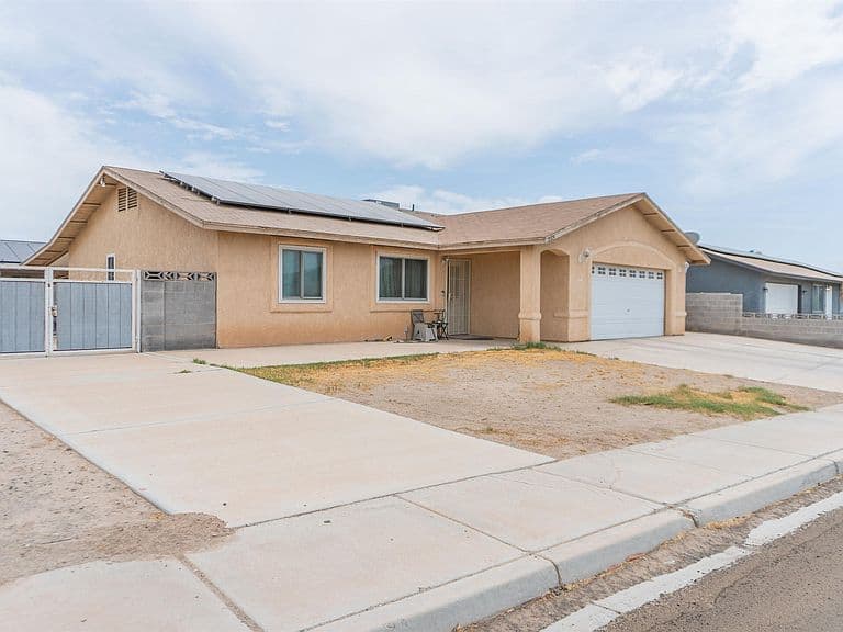 2005 S 46th Dr photo 2