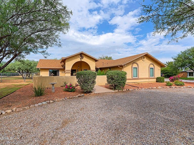 4538 S PUEBLO Avenue photo 2