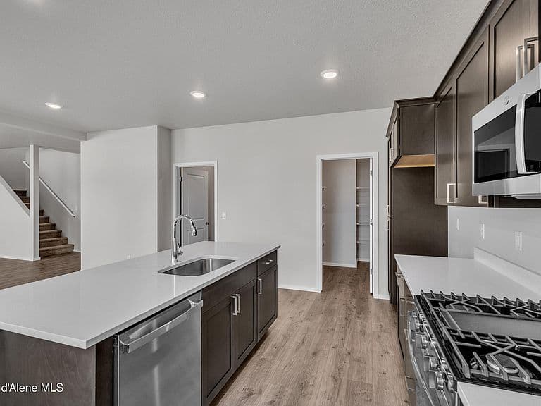 2755 N Vega St photo 4