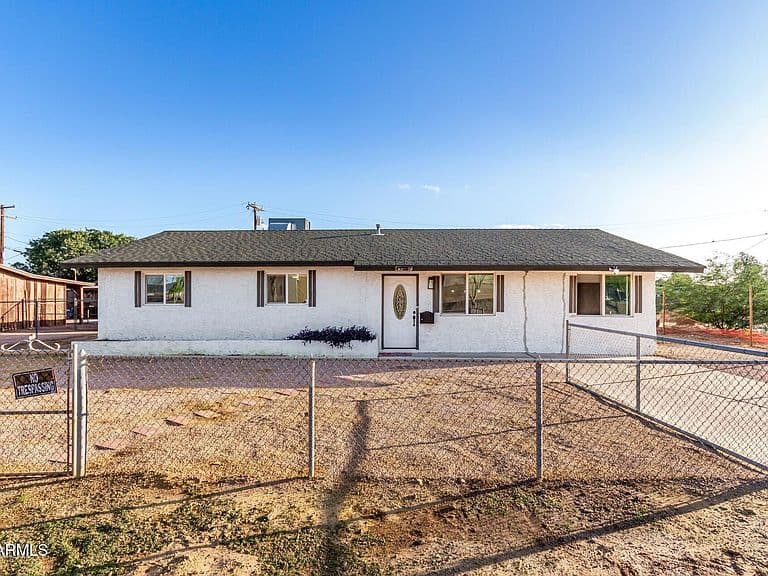 45001 W HONEYCUTT Avenue photo 1