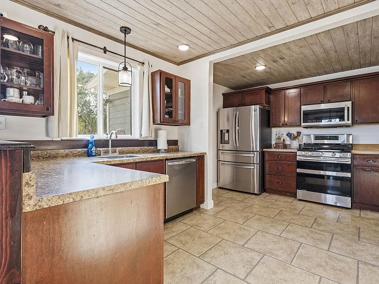 123 NW Lake Dr photo 4
