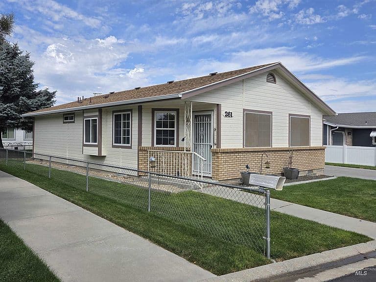 1100 Burnett Dr Unit 261 photo 2