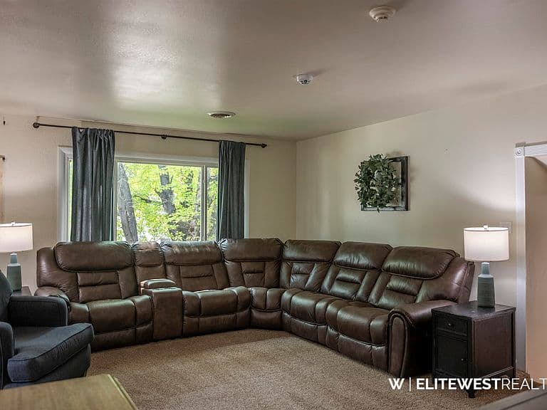 471 Sunlight Dr photo 4
