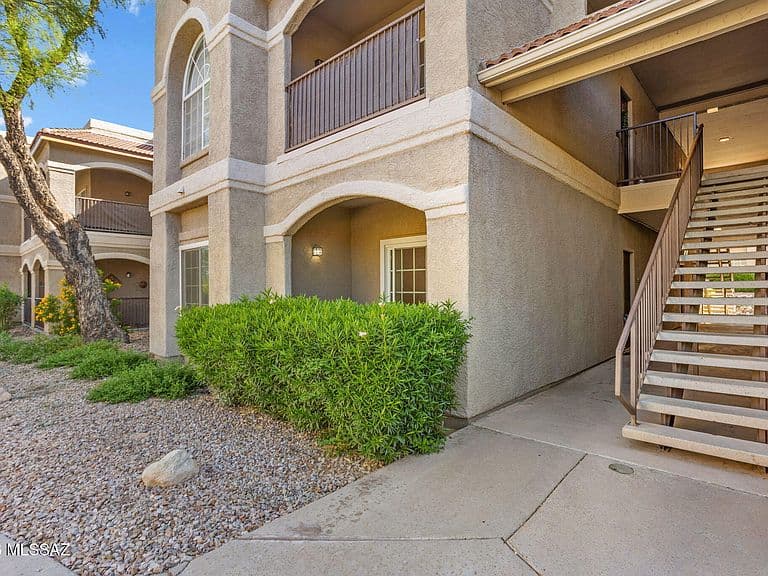 1500 E Pusch Wilderness Dr #Drive8102 photo 2