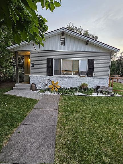 102 2nd St E photo 3