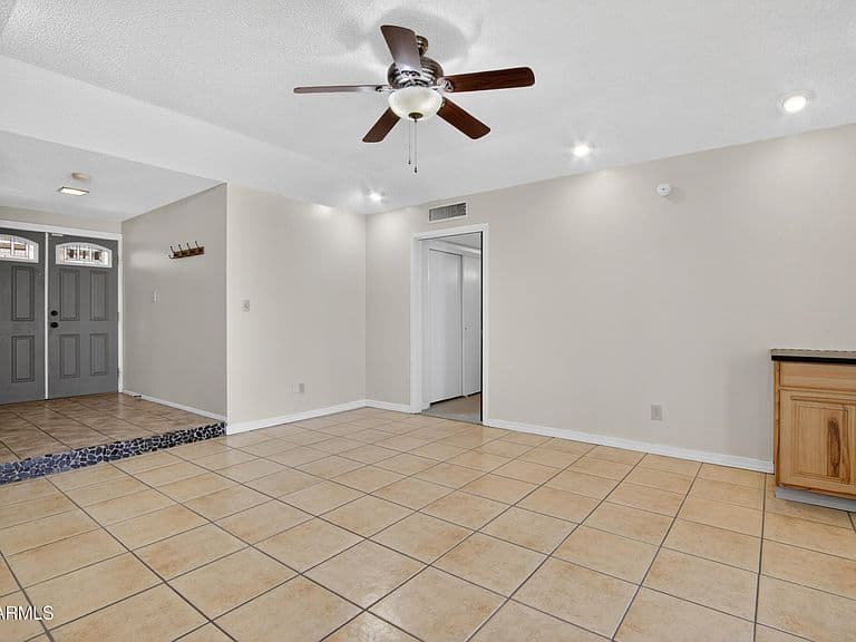 4610 W Laurie Lane photo 2