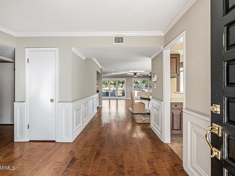 210 W CANTERBURY Lane photo 4
