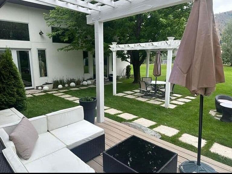 823 Buttercup Rd photo 1