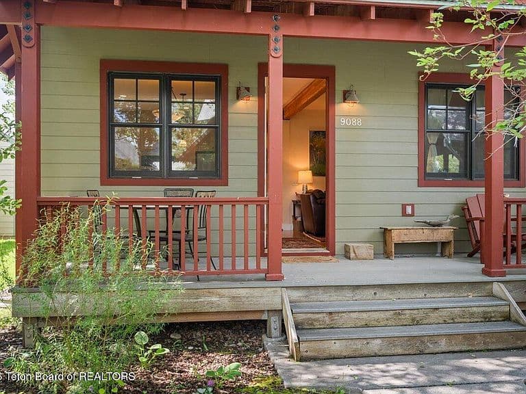 9088 Village Way photo 2