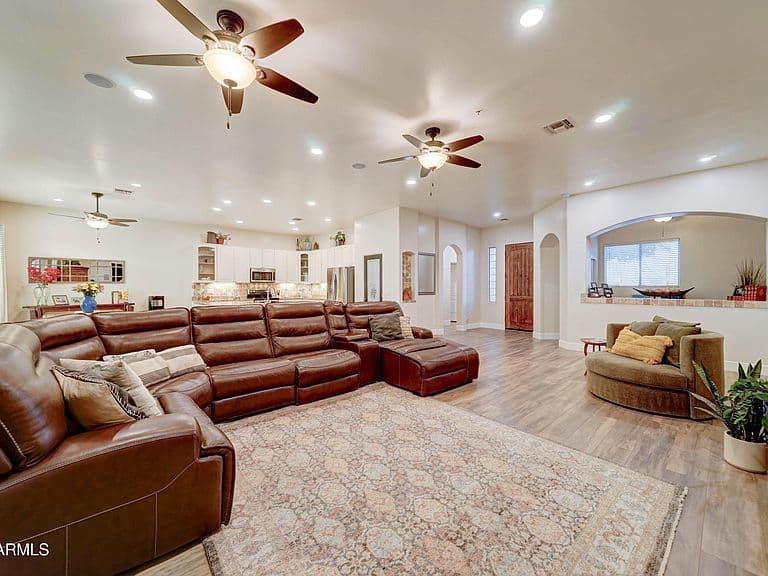 224 E WHITELEY Street photo 4