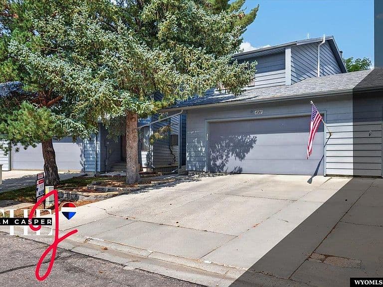 1020 Surrey Ct photo 4