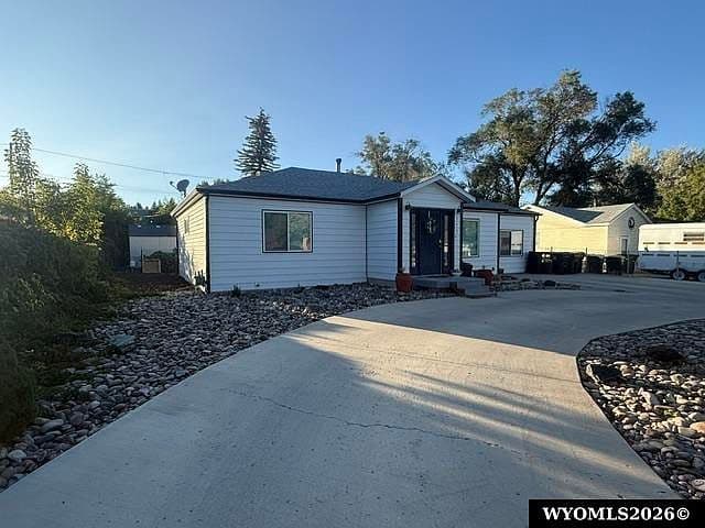 240 Bramwell St photo 2