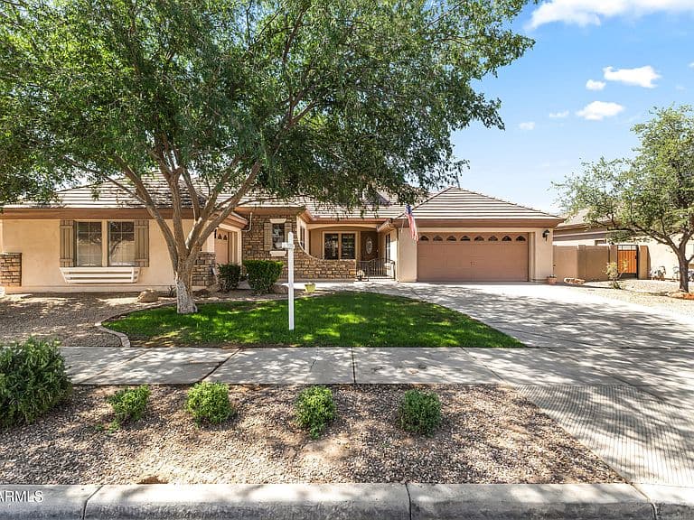 18539 E CARRIAGE Way photo 2