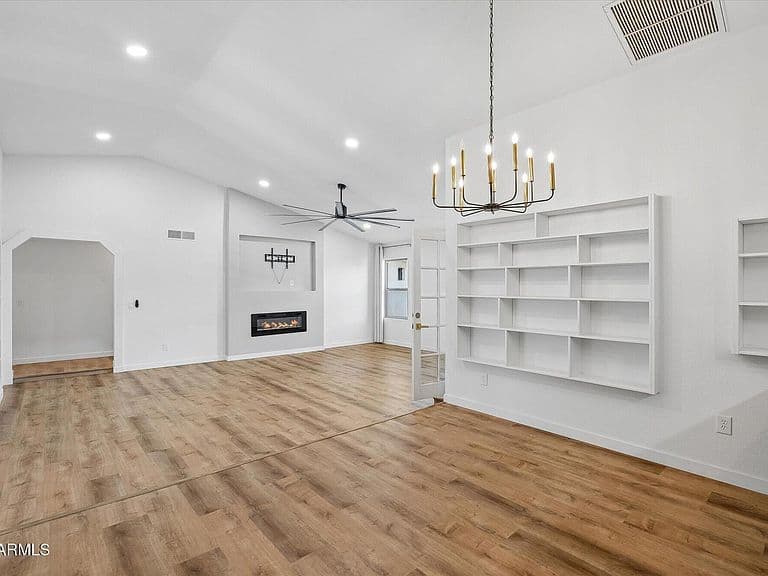 1523 W MISSION Drive photo 2