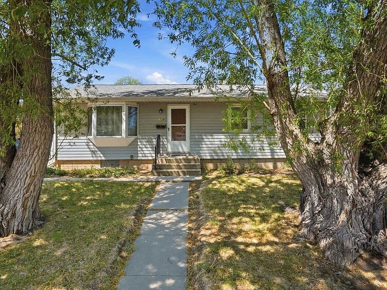 1739 Lodge St photo 3