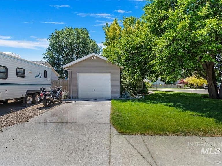 1198 N Pyrite Ave photo 4