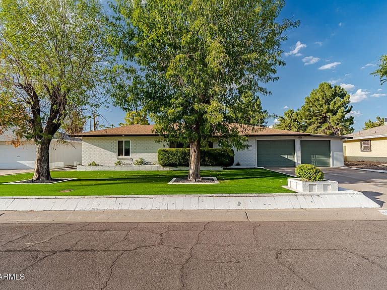 4608 E WILSHIRE Drive photo 2