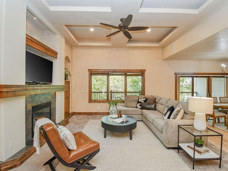 1325 W Wicklow Ct photo 4