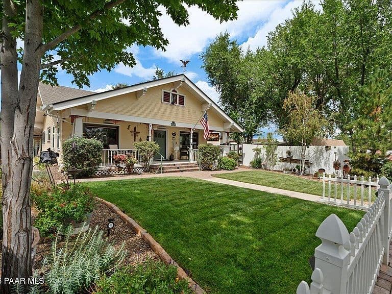 230 N Mount Vernon Ave photo 2