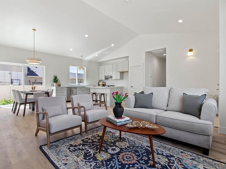 581 Gemini Ct photo 2