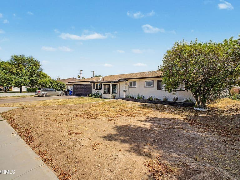 1347 E 2ND Street photo 3