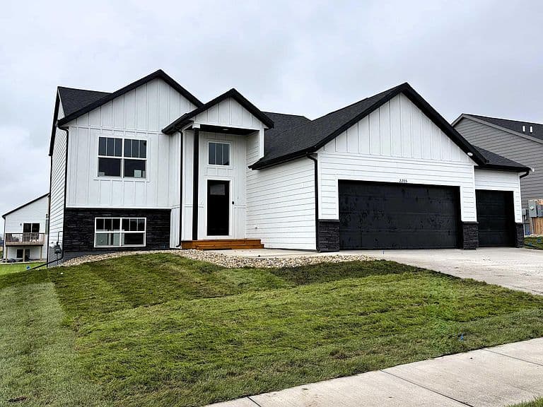 2205 E Alexa St photo 1