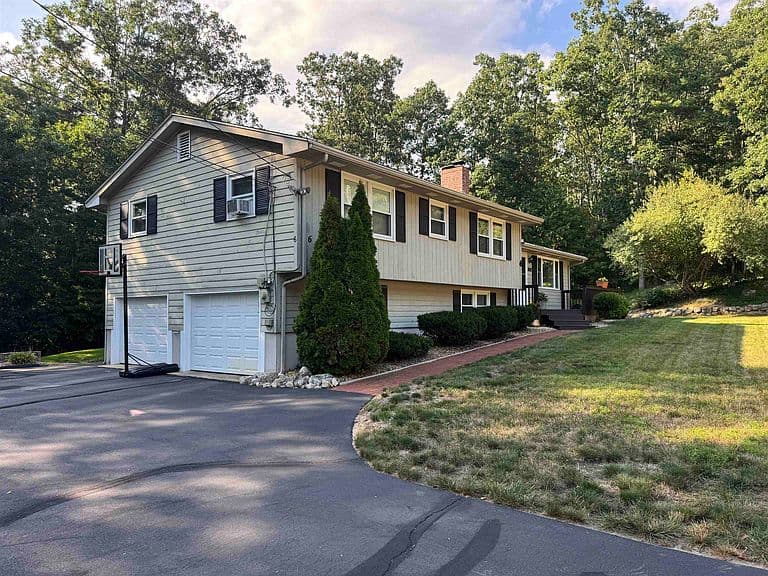 6 Quincy Lane photo 3