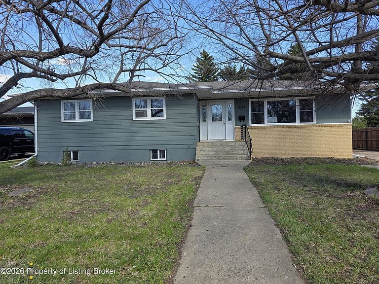 634 9th Ave W photo 1