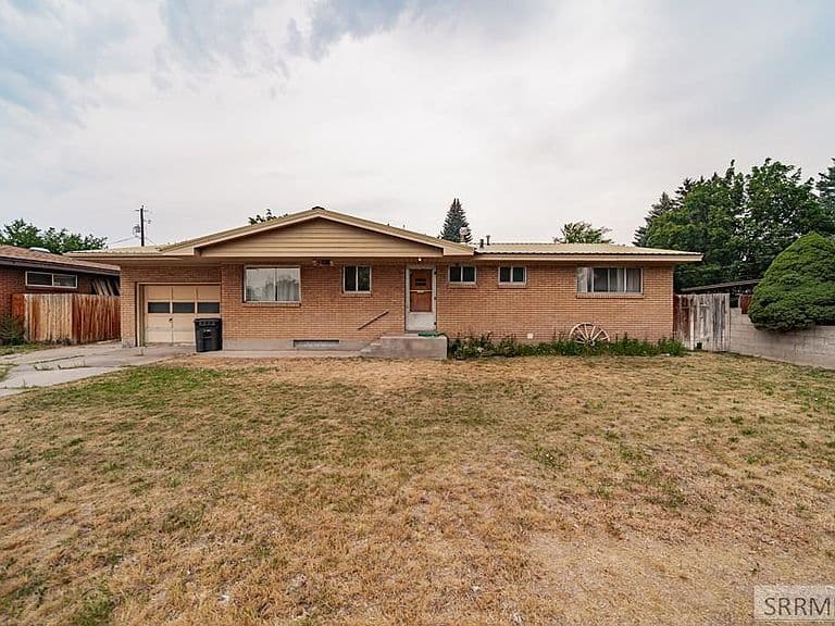 240 Lincoln Dr photo 1
