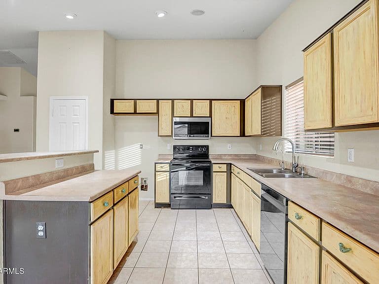17189 W WATKINS Street photo 4