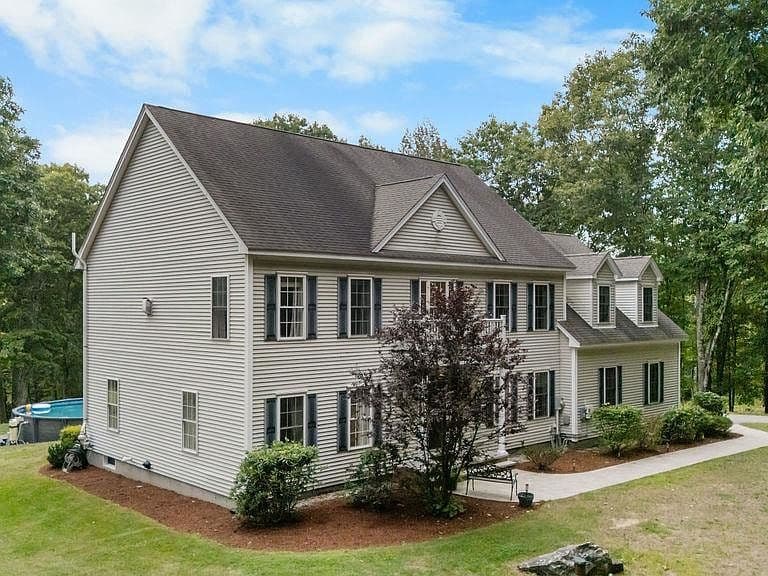 1237 Center Road photo 3