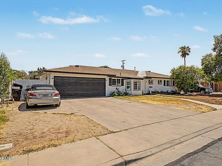 1347 E 2ND Street photo 4