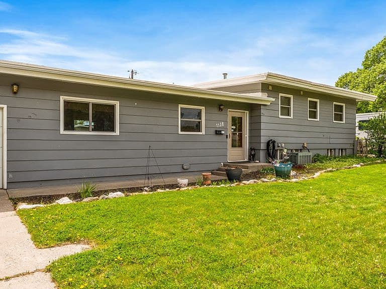 1138 Lewis Ave photo 3