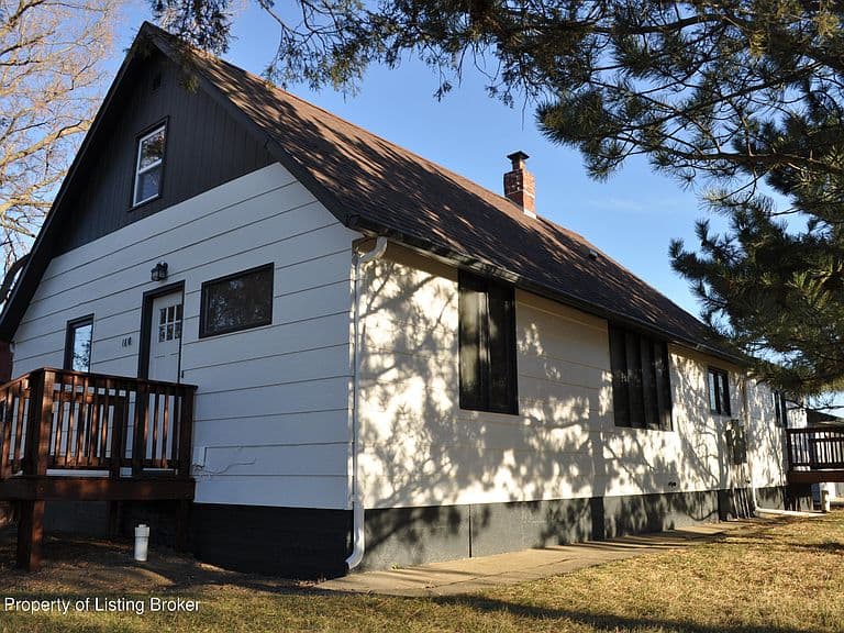 110 8th St W photo 1