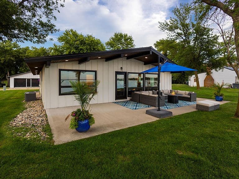 200 N Lake Dr photo 1