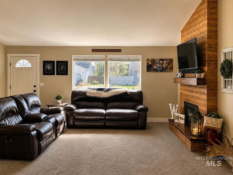 658 Crocus Ln photo 4
