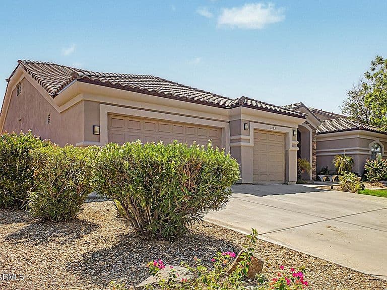 1095 N JAMAICA Court photo 4