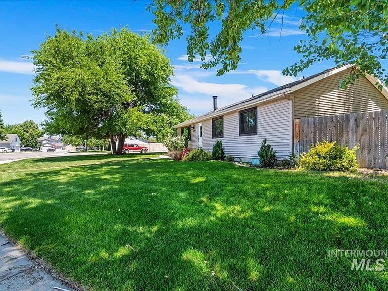1198 N Pyrite Ave photo 2