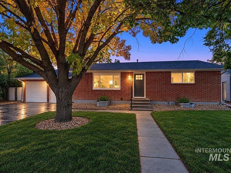 3701 N Woody Dr photo 2