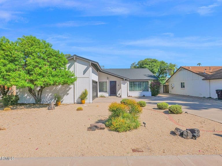 2702 E CORRINE Drive photo 1