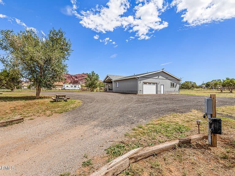 5085 WADE Lane photo 3