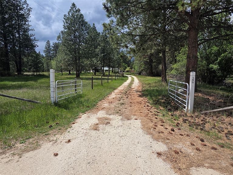 2037 Middle Bear Creek Rd photo 2
